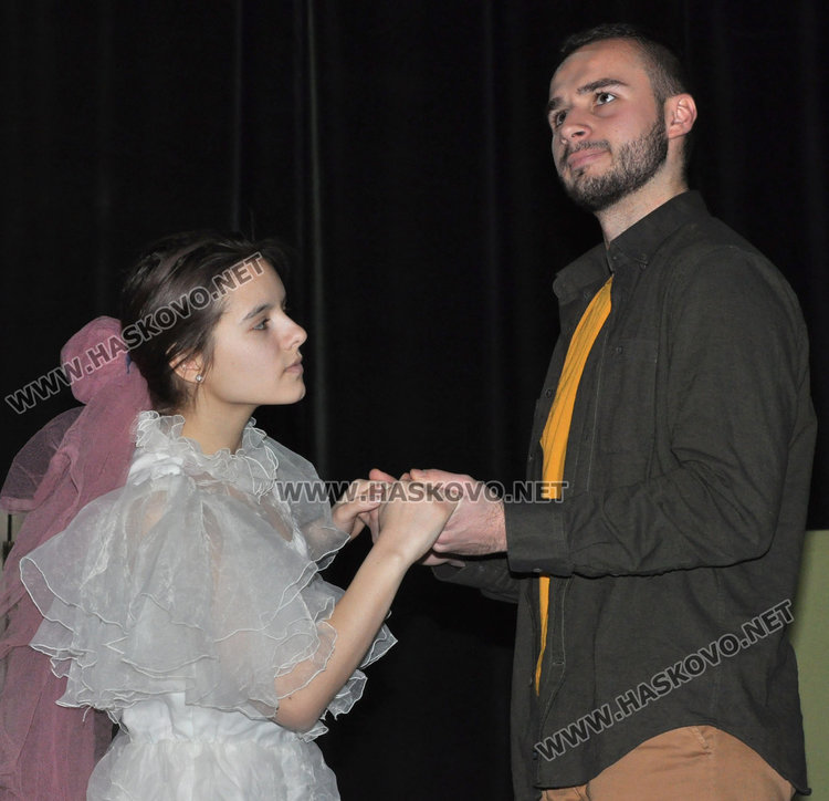 Да изиграеш гадняра в пиесата...