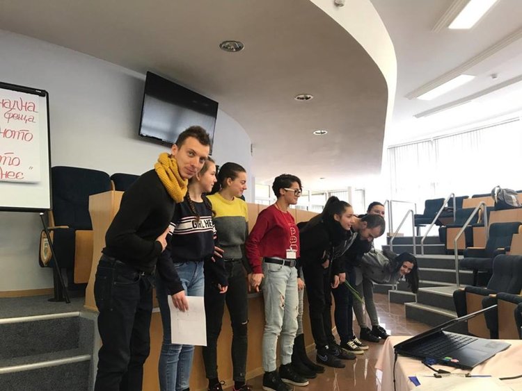 Тийнейджъри от цяла България дискутираха "Модерното и опасното днес" в Димитровград