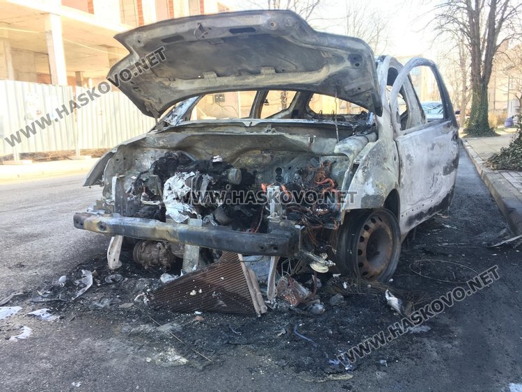 Лек автомобил се запали в движение и изгоря напълно тази нощ в Димитровград