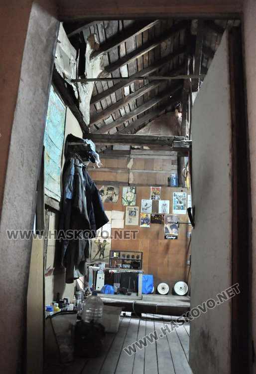 Разбиха работилница за нелегални цигари в центъра на Хасково /обновена/