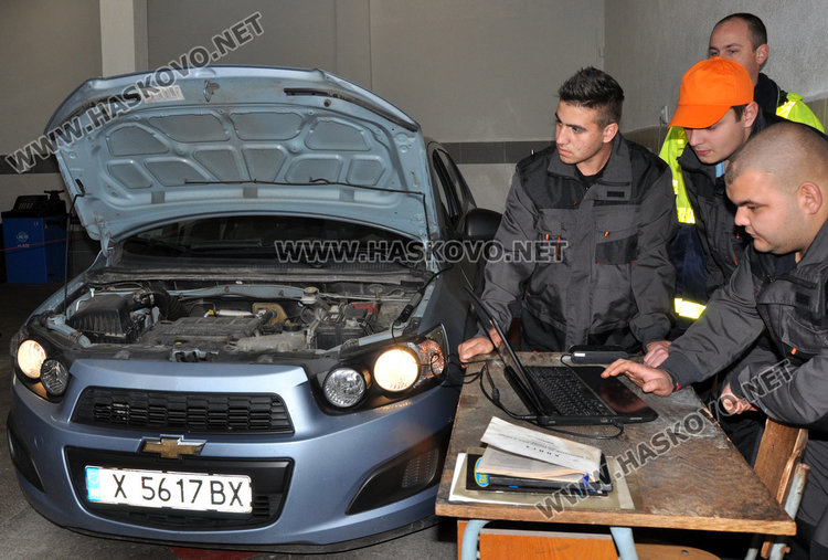 Бъдещите диагностици и автомонтьори в надпревара за Националното състезание