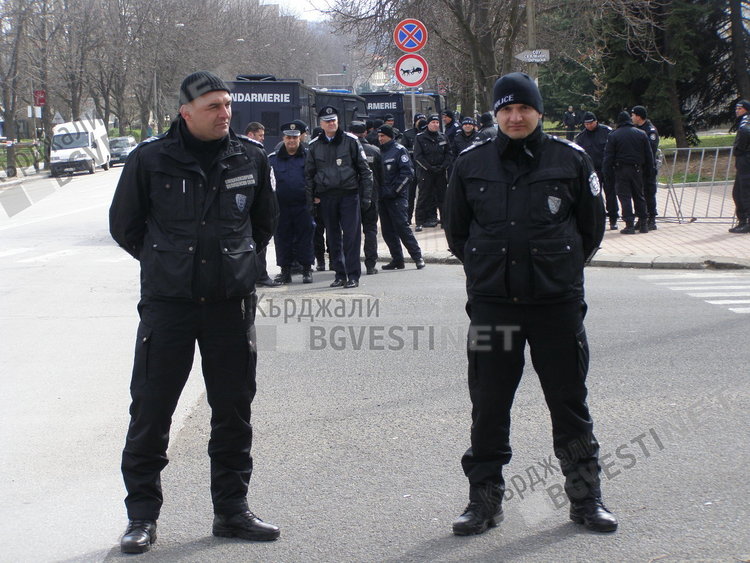 Полицията предприема мерки за безопасно движение и добър обществен ред по време на празниците