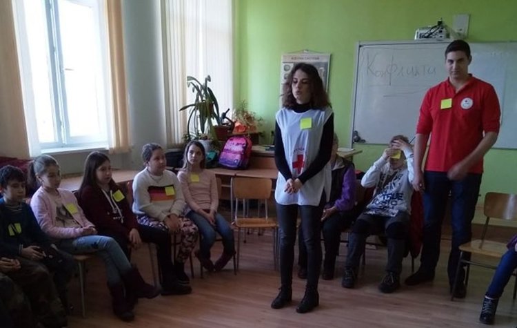 Млади червенокръстци учат петокласници от „Йовков“ как да общуват 