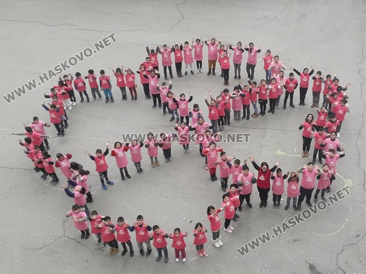 Хасково в розово съпричастен  срещу насилието в училище