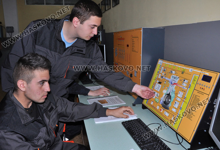 Бъдещите диагностици и автомонтьори в надпревара за Националното състезание