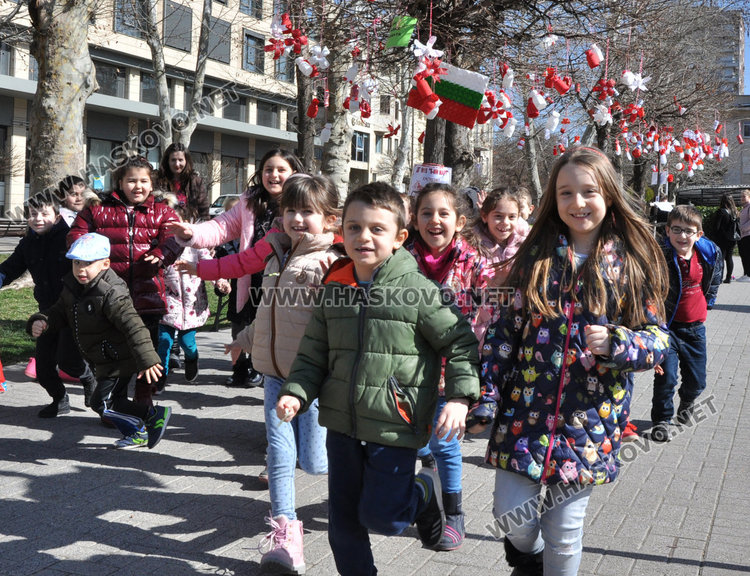 Деца от 13 училища и 11 градини украсиха с мартеници дърветата в Хасково