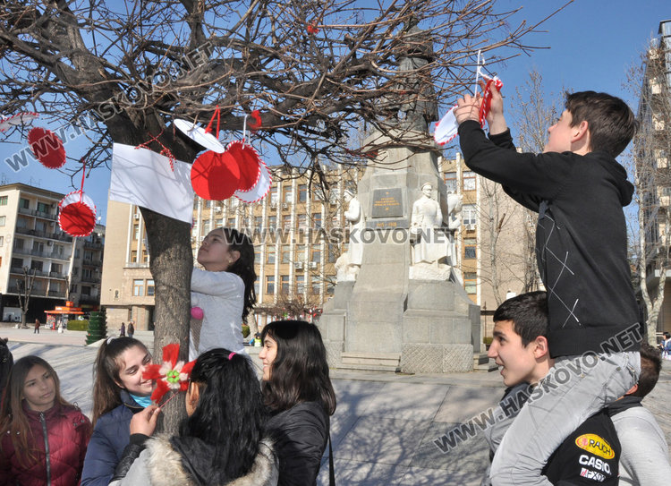 Деца от 13 училища и 11 градини украсиха с мартеници дърветата в Хасково