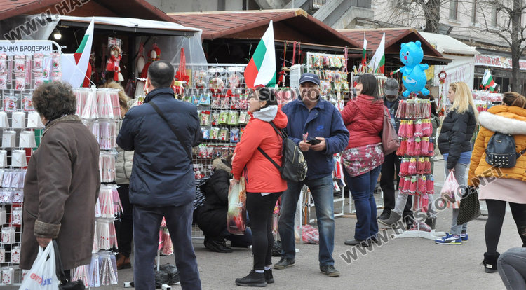 Мартеници за засяване са хит на базара в Хасково