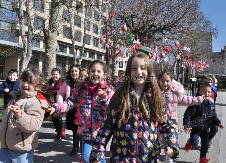 Деца от 13 училища и 11 градини украсиха с мартеници дърветата в Хасково