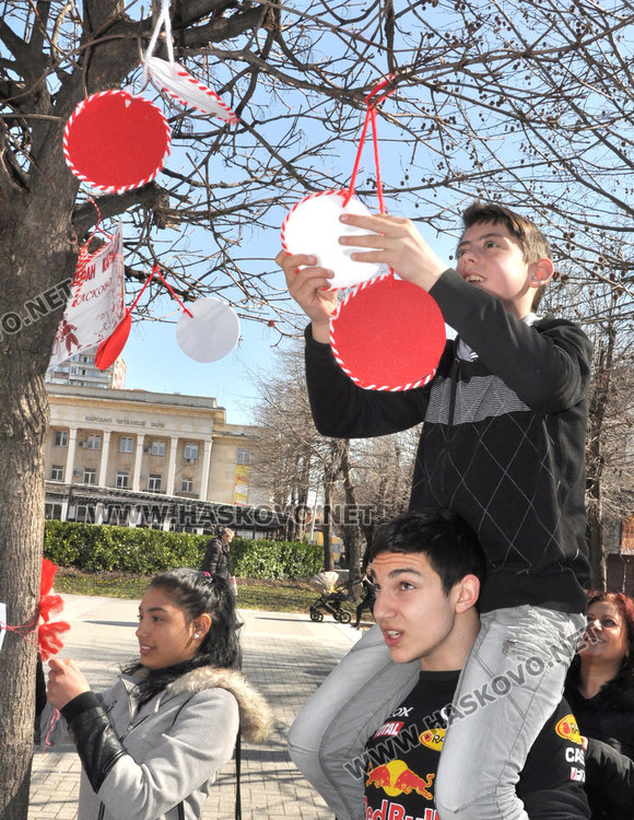 Деца от 13 училища и 11 градини украсиха с мартеници дърветата в Хасково