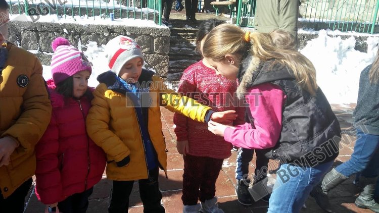 800 мартеници раздадоха в Забърдо, всяка с името на жител на селото