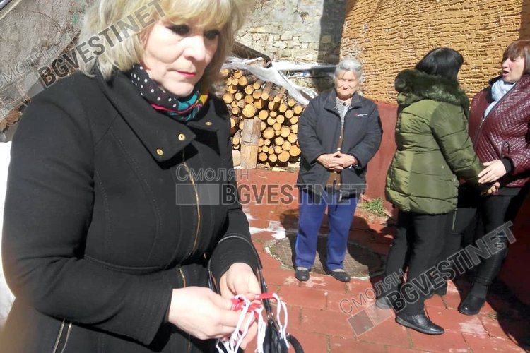 800 мартеници раздадоха в Забърдо, всяка с името на жител на селото