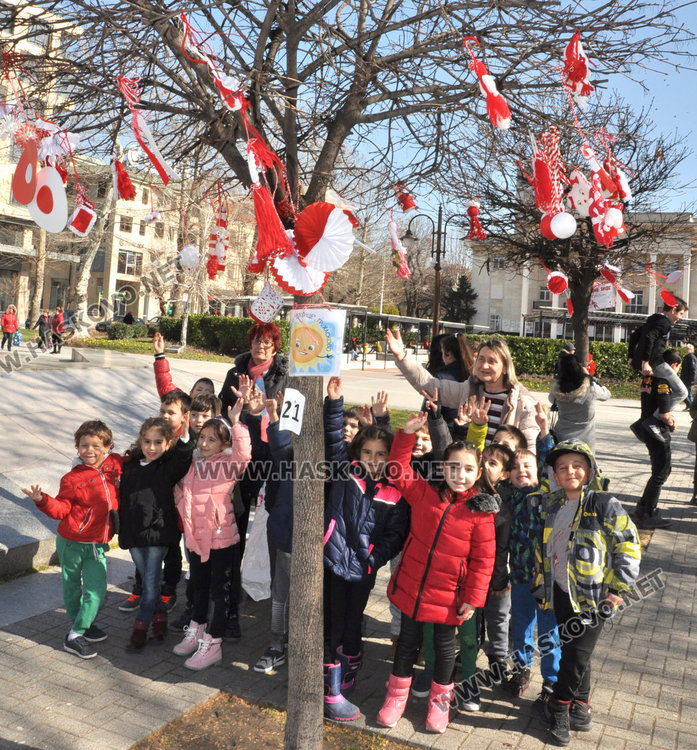 Деца от 13 училища и 11 градини украсиха с мартеници дърветата в Хасково