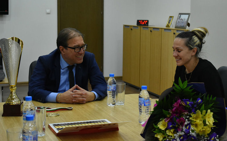 Кметът Караиванов посрещна носителката на купа „Странджа” Станимира Петрова