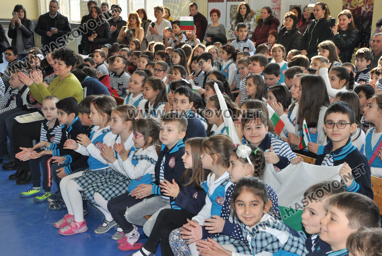 В "Смирненски" и "Усмивка" отбелязаха в аванс Освобождението на България