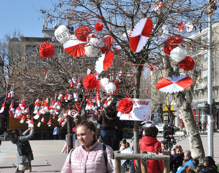 Деца от 13 училища и 11 градини украсиха с мартеници дърветата в Хасково