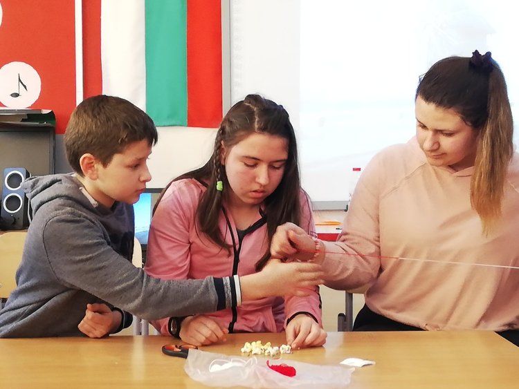 Състезание по родолюбие организираха Славейковци в навечерието на Трети март