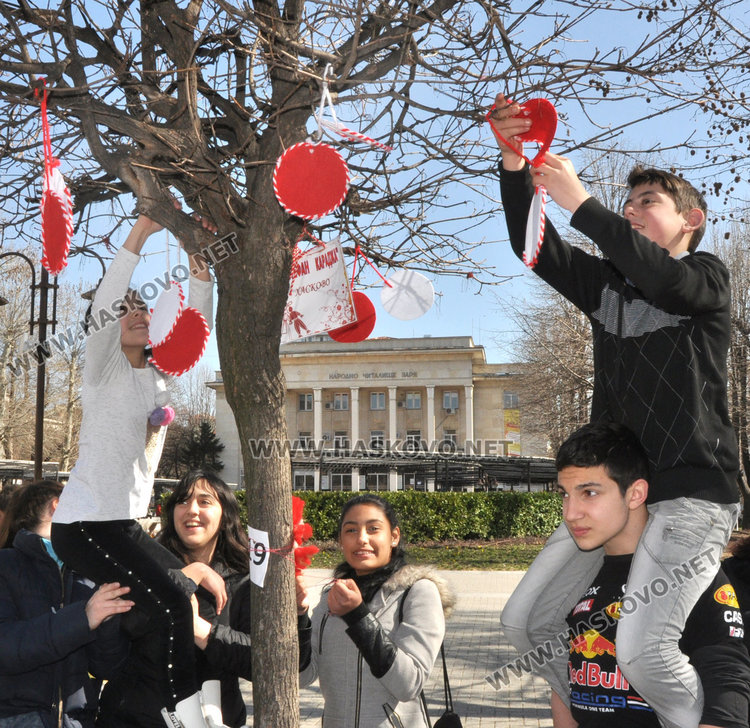 Деца от 13 училища и 11 градини украсиха с мартеници дърветата в Хасково
