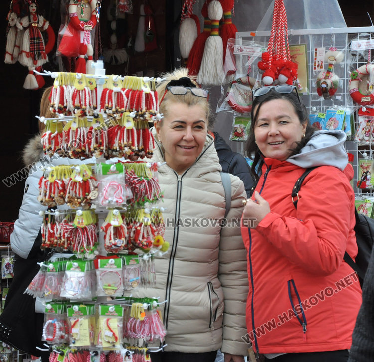 Мартеници за засяване са хит на базара в Хасково