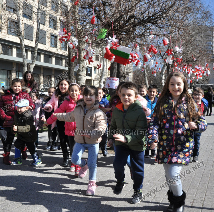 Деца от 13 училища и 11 градини украсиха с мартеници дърветата в Хасково