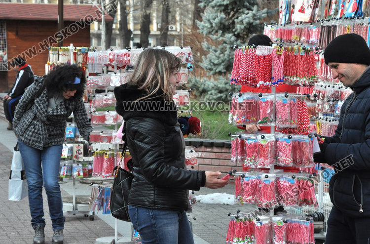 Мартеници за засяване са хит на базара в Хасково