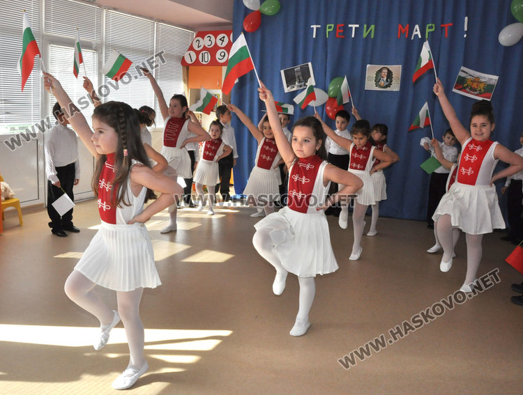 В "Смирненски" и "Усмивка" отбелязаха в аванс Освобождението на България