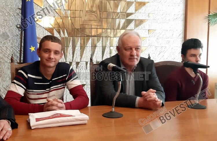 Официално изпратиха Николай и Харис от Смолян за игрите Спешъл Олимпикс