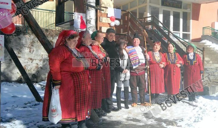 800 мартеници раздадоха в Забърдо, всяка с името на жител на селото