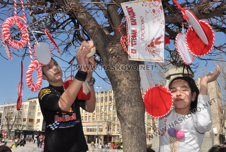 Деца от 13 училища и 11 градини украсиха с мартеници дърветата в Хасково