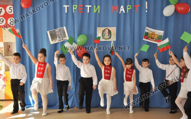 В "Смирненски" и "Усмивка" отбелязаха в аванс Освобождението на България