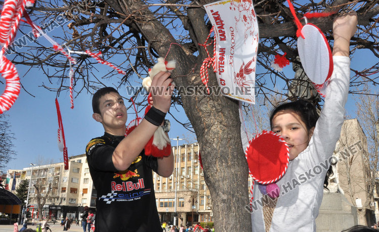 Деца от 13 училища и 11 градини украсиха с мартеници дърветата в Хасково