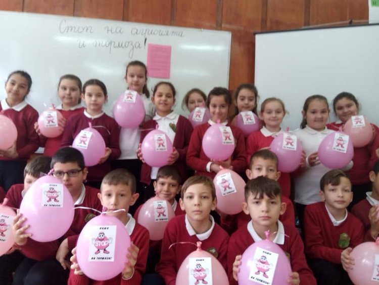 Розови балони в Световния ден против тормоза в училище в СУ “В. Левски” в Крумовград