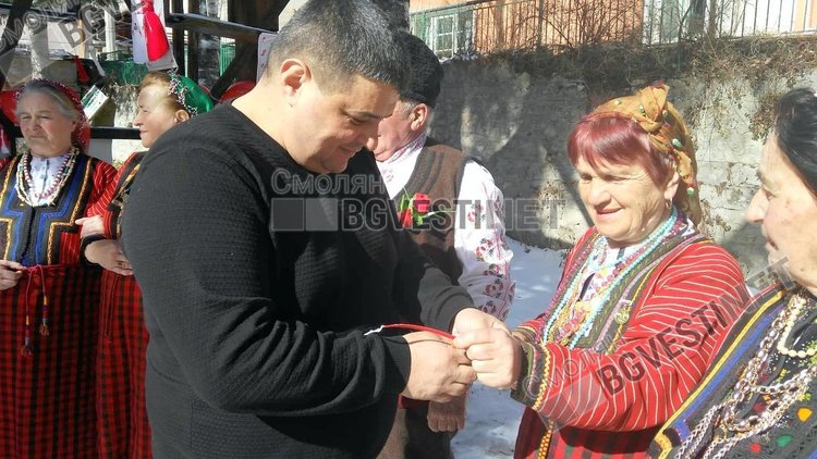 800 мартеници раздадоха в Забърдо, всяка с името на жител на селото