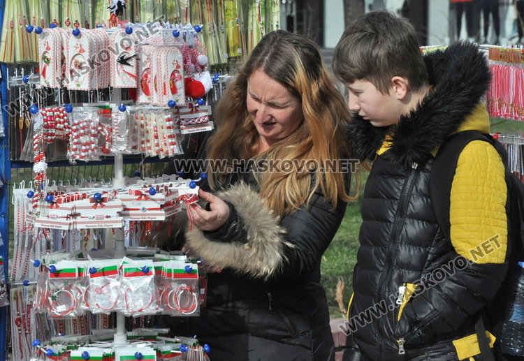 Мартеници за засяване са хит на базара в Хасково