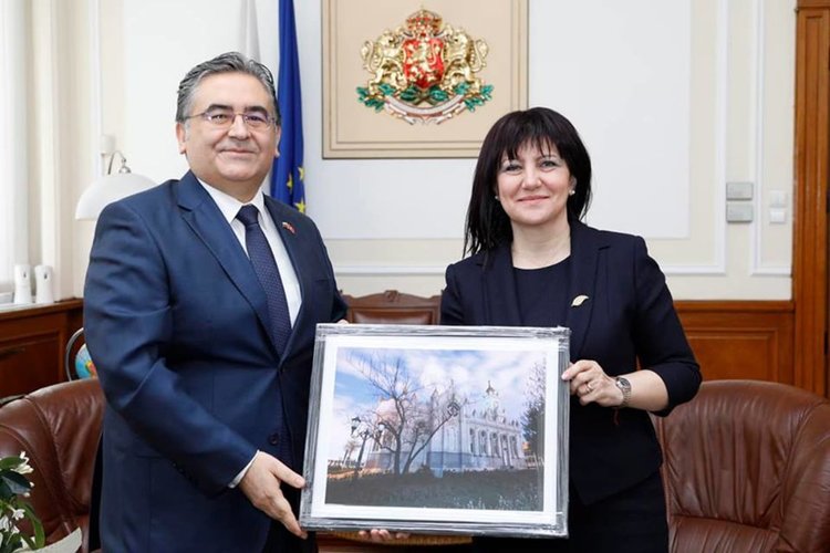 Цвета Караянчева получи подарък от посланика на Турция: Картина на Желязната църква в Истанбул