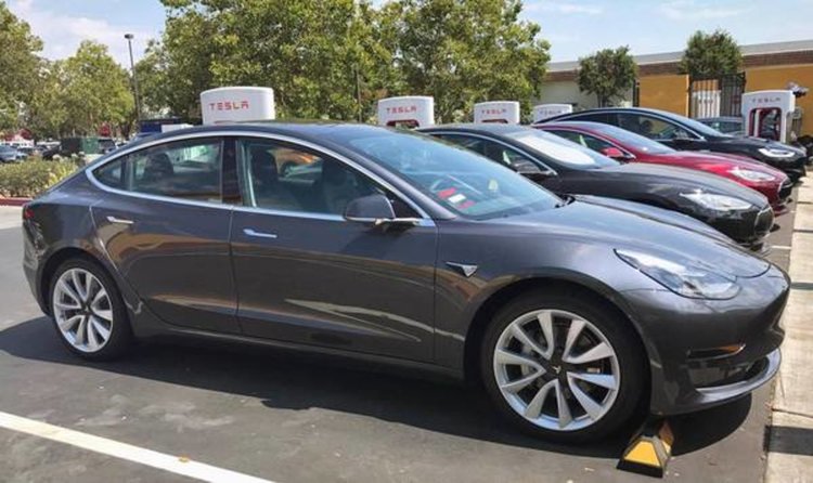 Tesla затваря всичките си магазини и намаля цената на Model 3