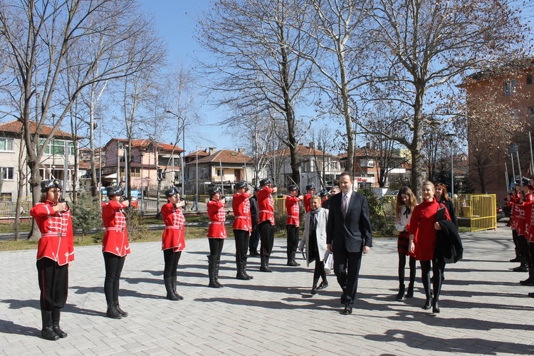 Американското посолство писа Отличен (6) на Езиковата в Кърджали