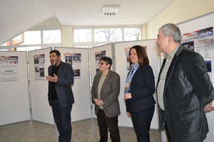 Изложбата "50 години човек на Луната. Българската следа" бе открита в Средно училище „Отец Паисий”