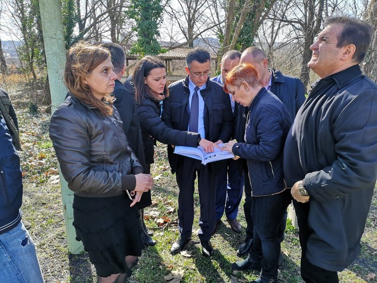 Експерти оценят  растителността на терена на бъдещата спортна зала