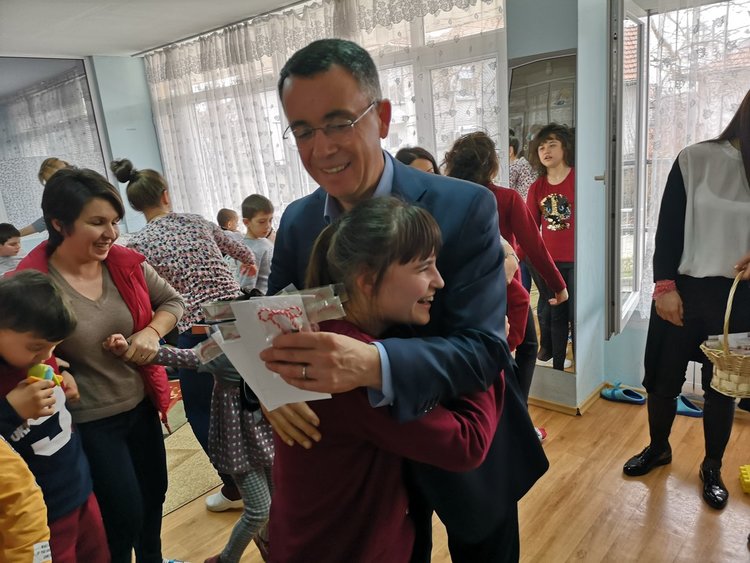 Кметът подари 2850 мартенички 