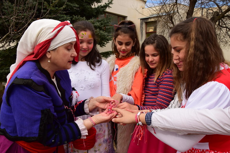                  Баба Марта закичи с мартеници децата в ОДК