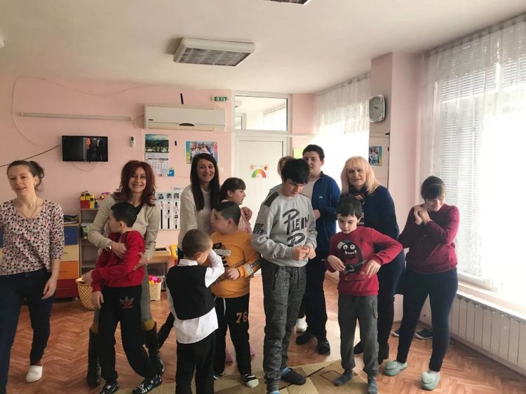 Жените социалистки в Кърджали с инициатива "Да подарим мартеница за здраве и късмет"