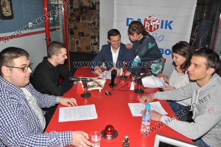 Идеята за форума се роди по време на гостуването на областния управител и младежите в ефира на Дарик радио