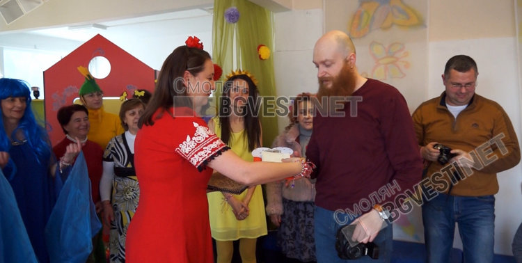 Антон Кацаров получи събраните от деца, учители и дарители средства от инициативите на детското заведение