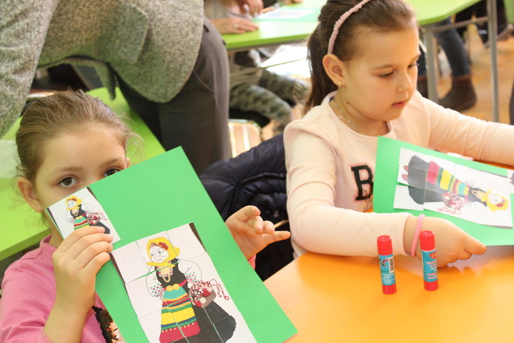 Учениците от ОУ "Алеко Константинов" посрещнаха Баба Марта