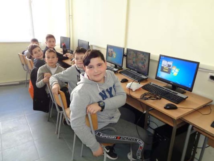 Четвъртокласници се сприятеляват с робота Финч в регионалната библиотека в Кърджали