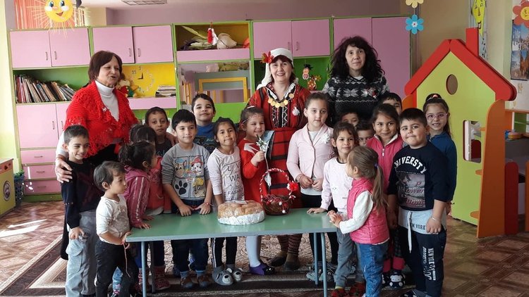 Баба Марта зарадва Меричлери