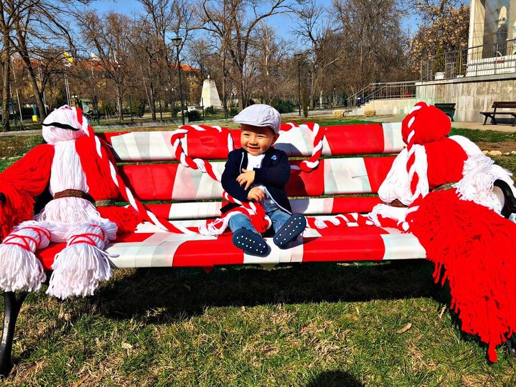 Пижо и Пенда поседнаха на пейка в Харманли, украсена от децата