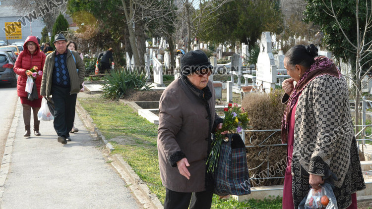 Хасковлии почетоха мъртвите на Задушница