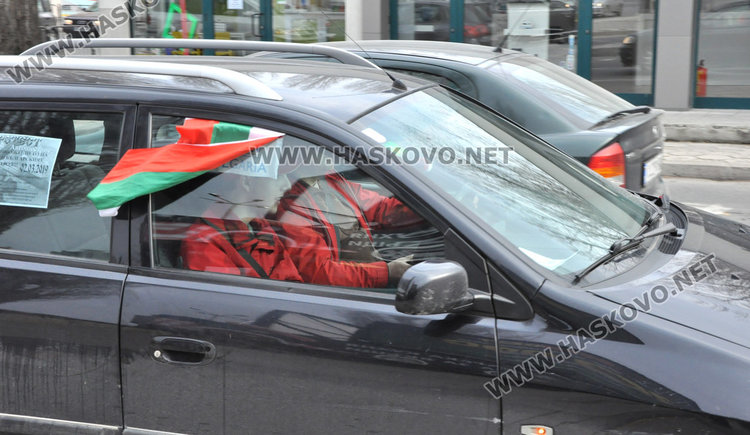 Протестното автошествие потегли с полицейски протоколи за предупреждение